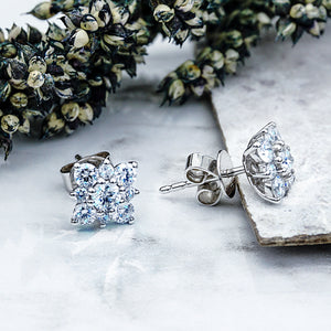 The Snowflake-shaped Illusion Stud Earrings is set in 14K white gold and features  2 pieces of 0.23-carat diamonds surrounded with 16 pieces of 0.59-carat diamonds with a clarity grading VS-SI1 in the color combination G to H.  Inclusive of My Diamond Jewelry Box and Jewelry Certificate The image shown may vary from actual product due to photo enhancement.